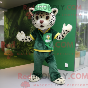 Personagem de máscara de...