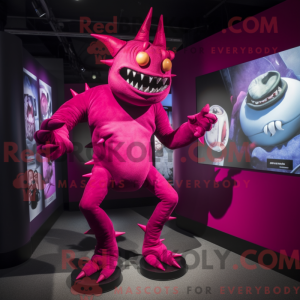 Maskotfigur af en magenta...