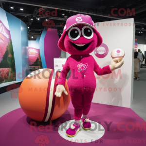 Maskotfigur av en magenta...