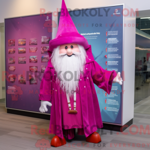 Maskotfigur av en magenta...