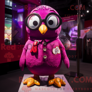 Maskotfigur af en magenta...