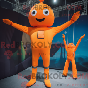 Maskotfigur af en orange...