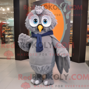 Maskotfigur av en grå ugle...