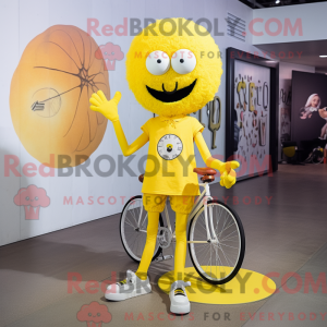 Maskotfigur af en citrongul...