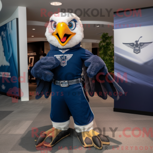 Maskotfigur af en Navy Hawk...