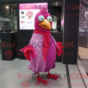 Mascota de un pollo magenta...