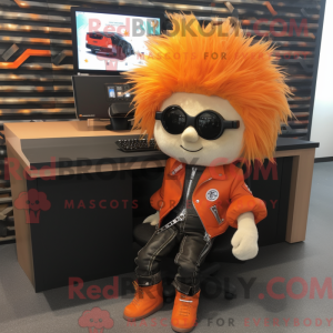 Maskotfigur af en orange...