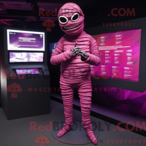 Maskotfigur af en magenta...