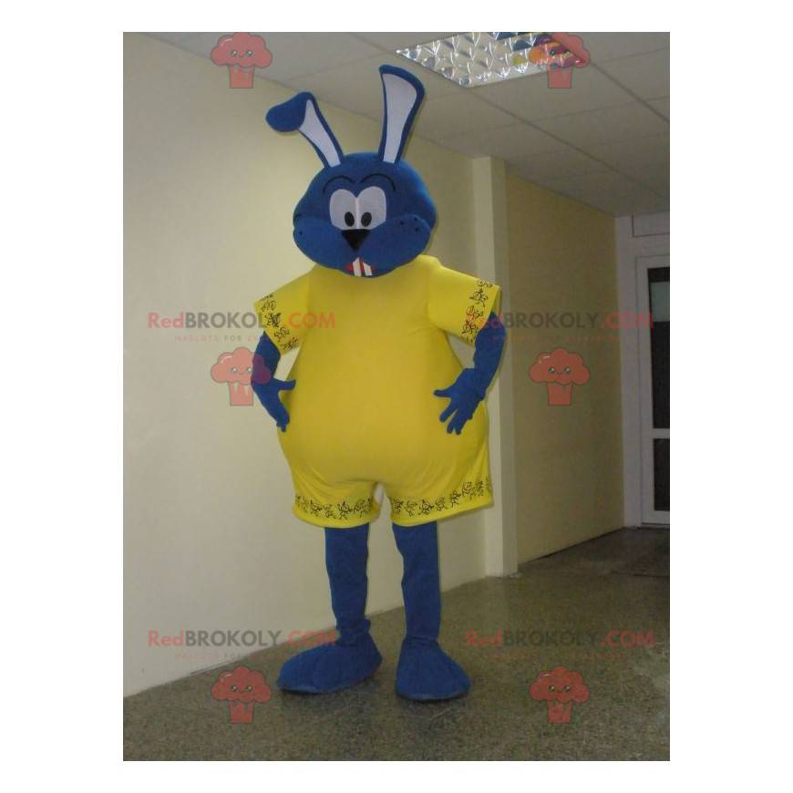Blauw konijn mascotte gekleed in geel. Groot konijntje -