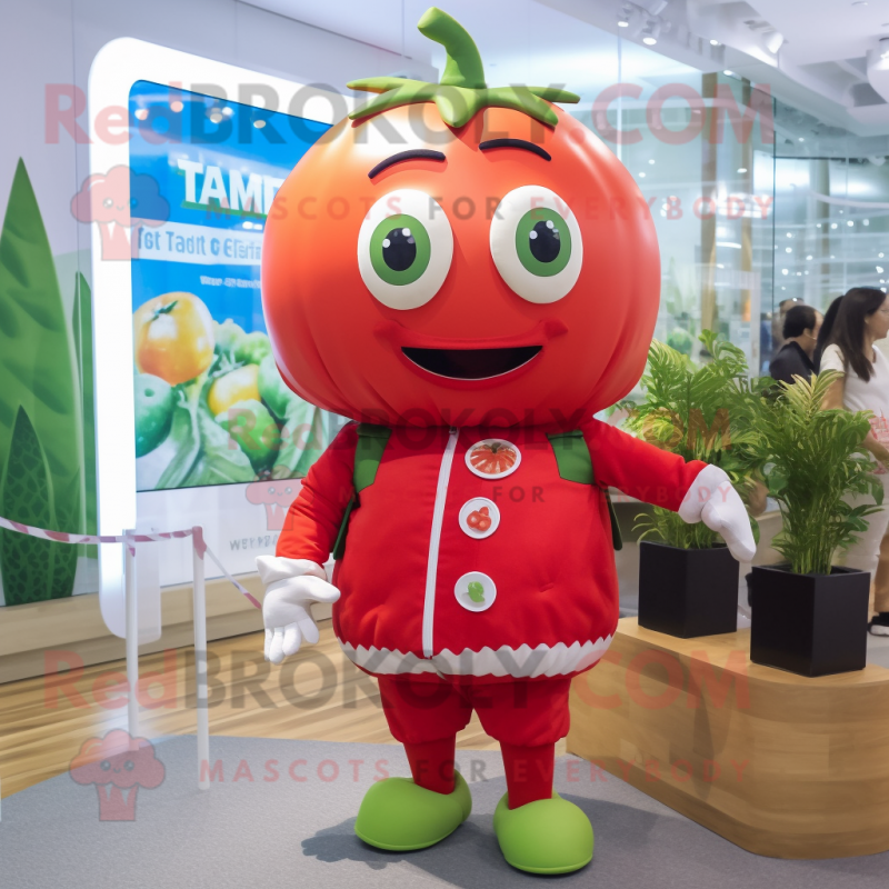 personaggio del costume della mascotte di pomodoro vestito con un  pagliaccetto e zaini