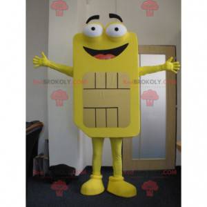 Gigantische gele simkaartmascotte. Telefoon mascotte -