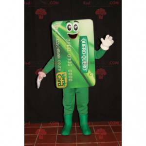 Gigantische groene bankkaartmascotte. Blauwe kaart -