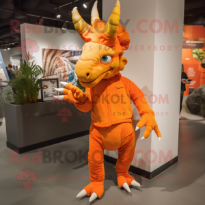 Orange Triceratops maskot...